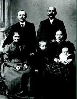 Dachdeckermeister August und Johann Brauer (von links) mit Familienangehörigen